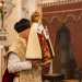 Ed ecco a un tratto apparire la statua, portata in braccio dal sacerdote don Nicola Bux...